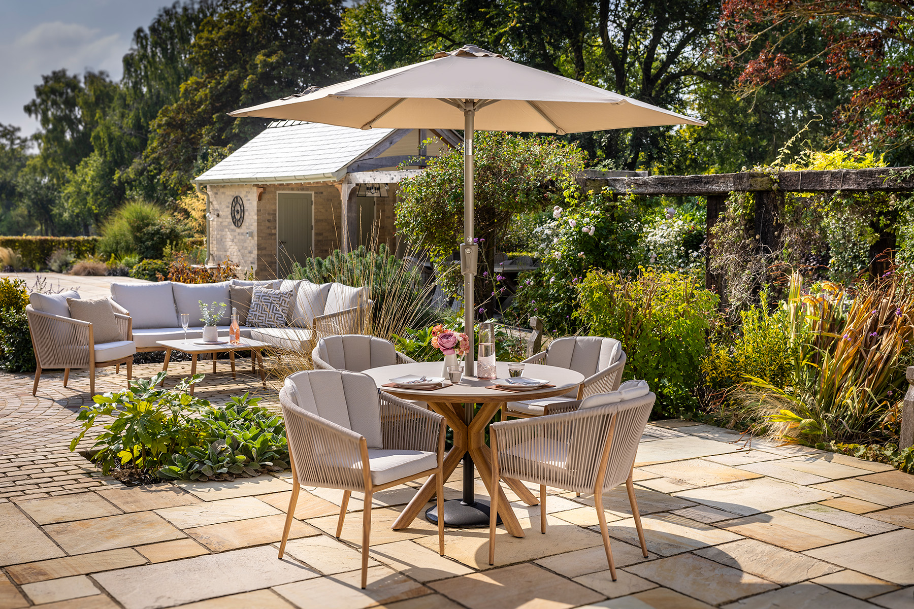 Portico-4-seat-round-set